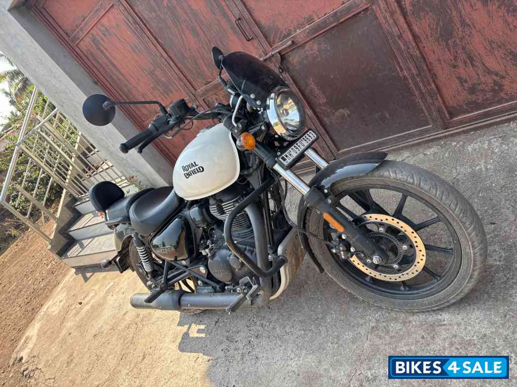 White Royal Enfield Meteor 350