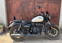 White Royal Enfield Meteor 350