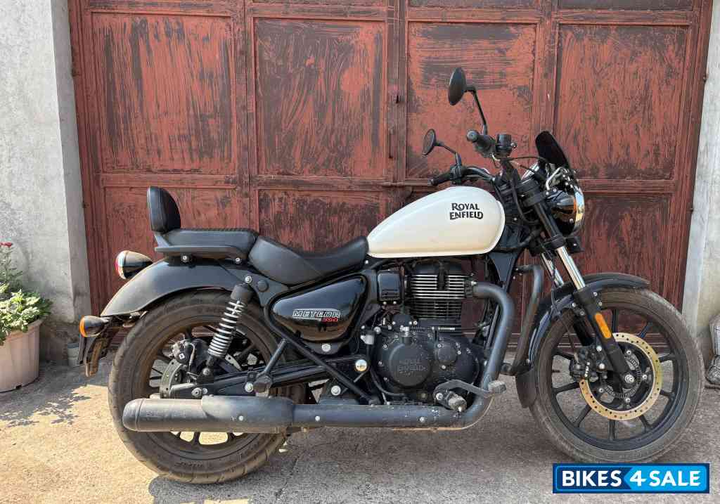 White Royal Enfield Meteor 350 White Royal Enfield Meteor 350