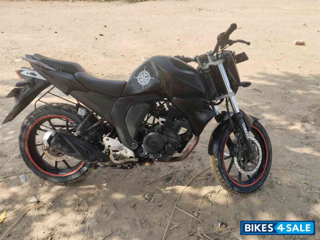 Black Yamaha FZ-S FI V2 Black Yamaha FZ-S FI V2