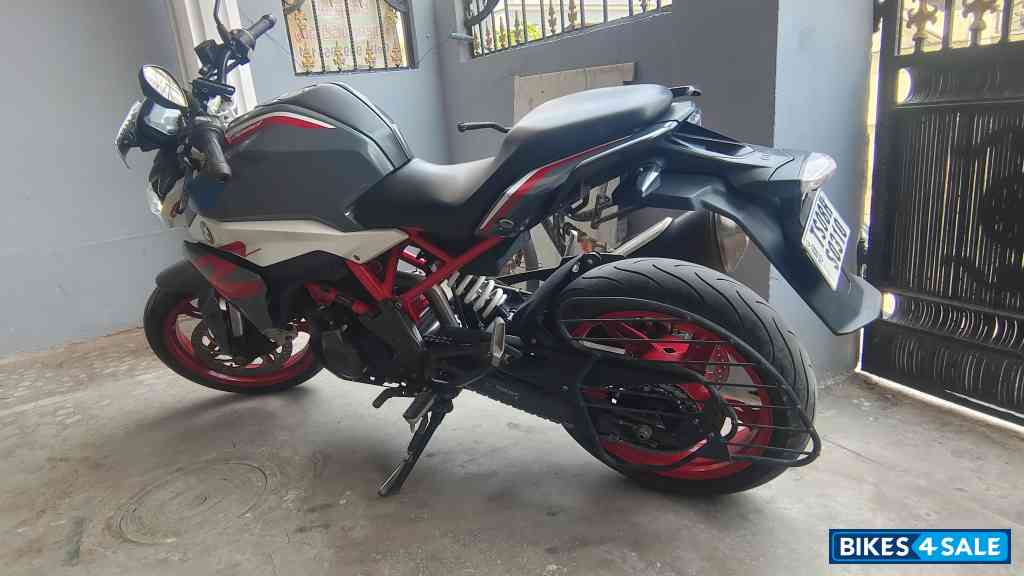 Limestone Metallic BMW G 310 R