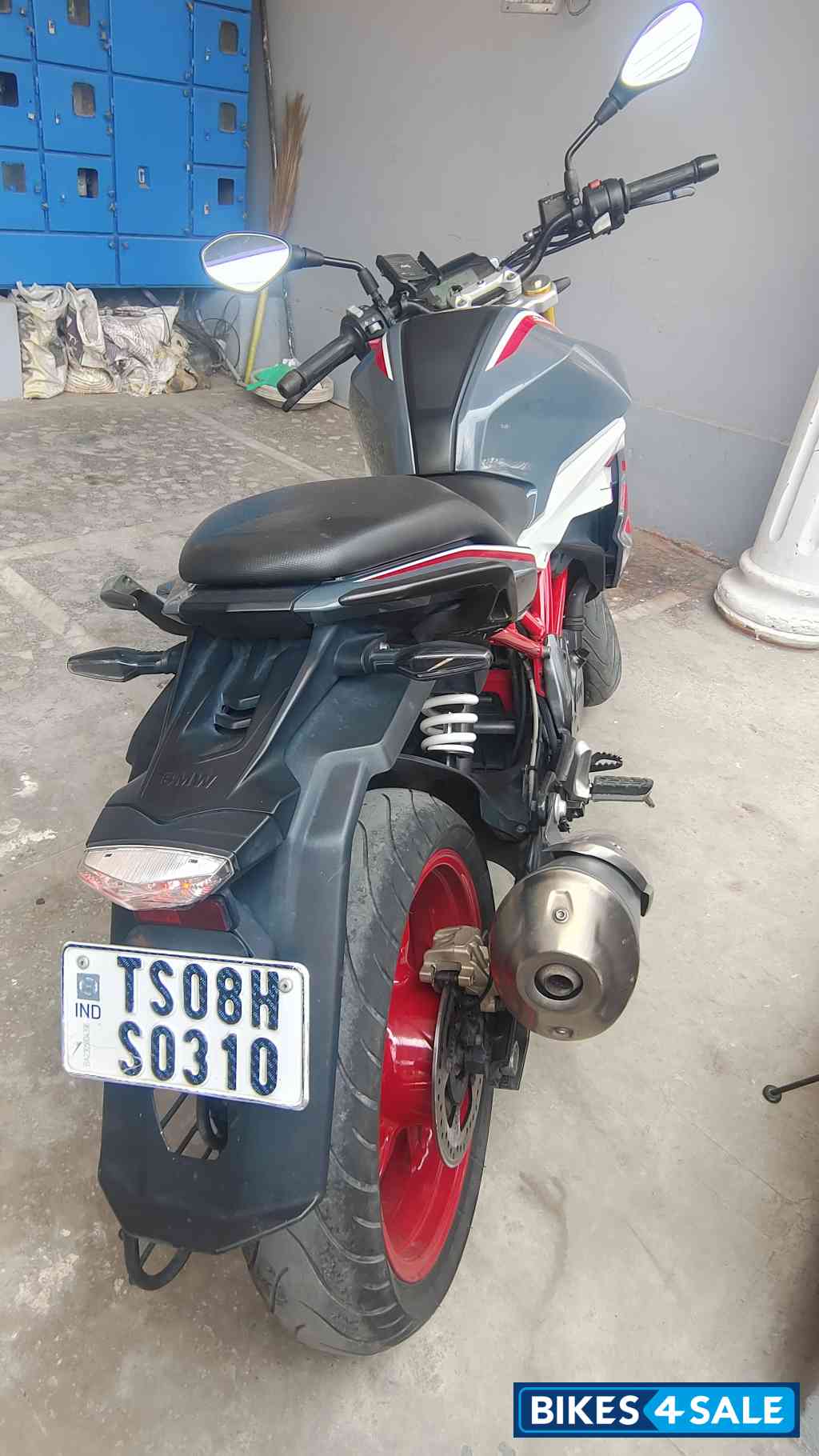 Limestone Metallic BMW G 310 R