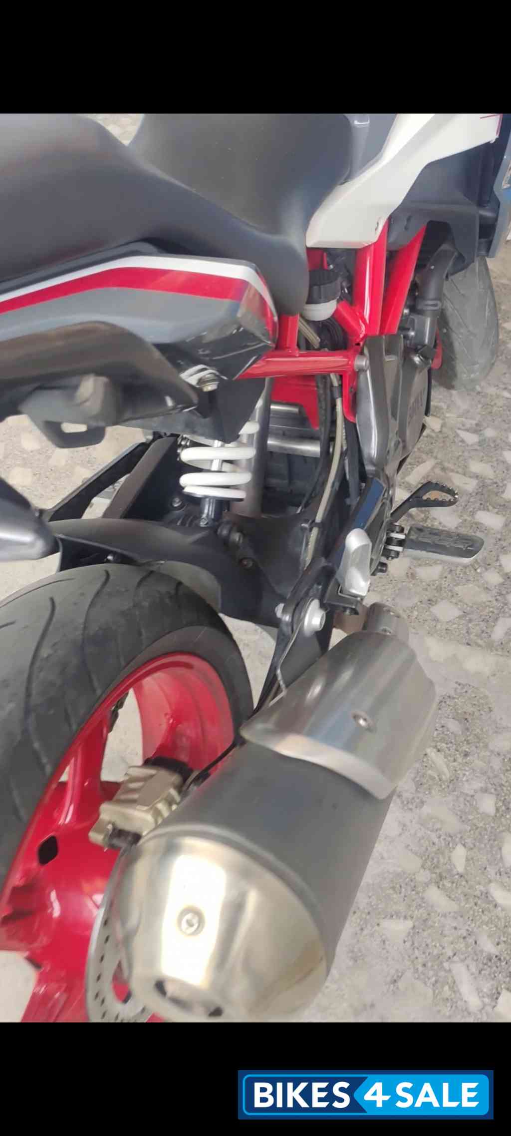 Limestone Metallic BMW G 310 R