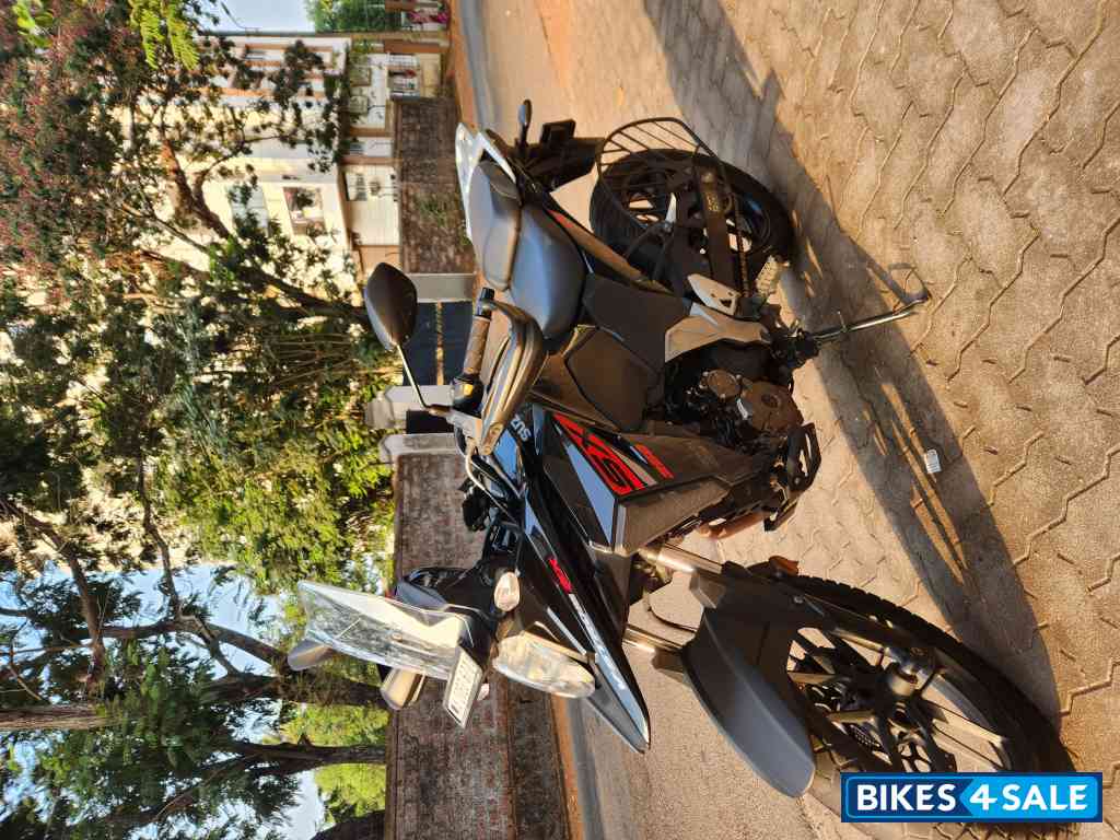 Black Suzuki V-Strom 250 Black Suzuki V-Strom 250