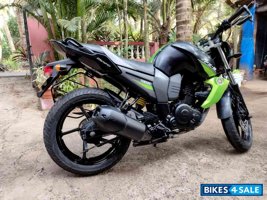 Green And Black Yamaha FZ-S