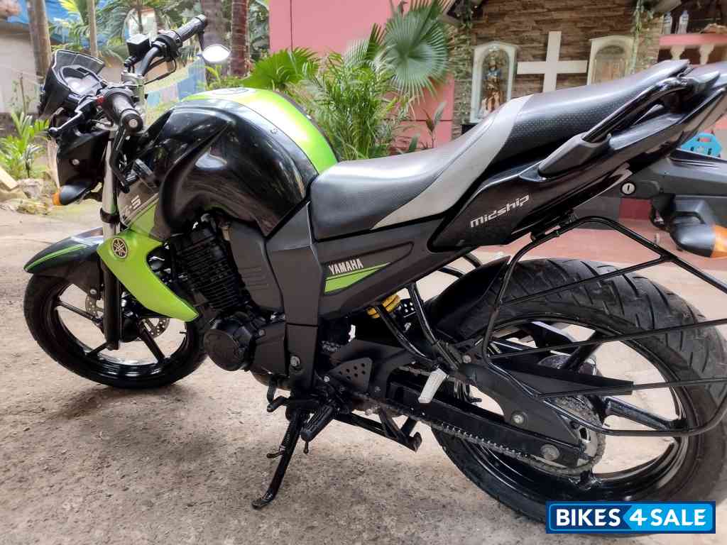 Green And Black Yamaha FZ-S