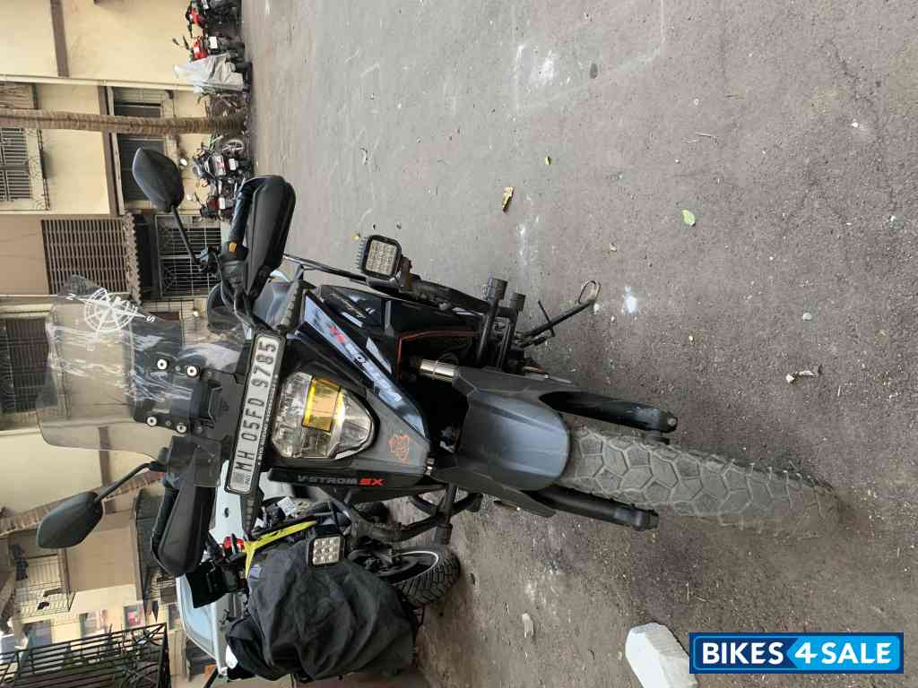 Black Suzuki V-Strom 250 Black Suzuki V-Strom 250