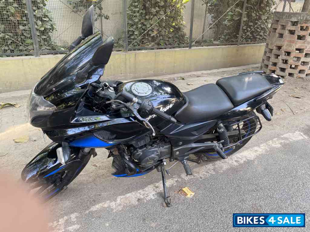 Black Bajaj Pulsar 220F