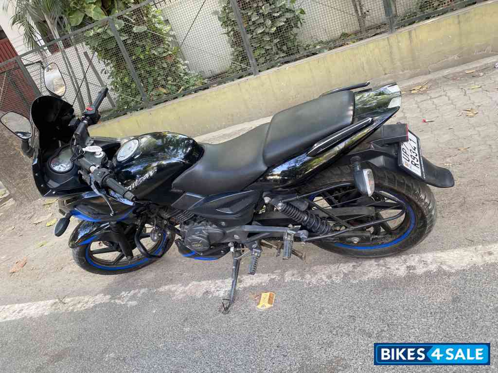 Black Bajaj Pulsar 220F