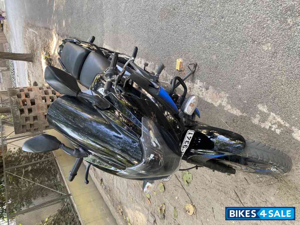 Black Bajaj Pulsar 220F