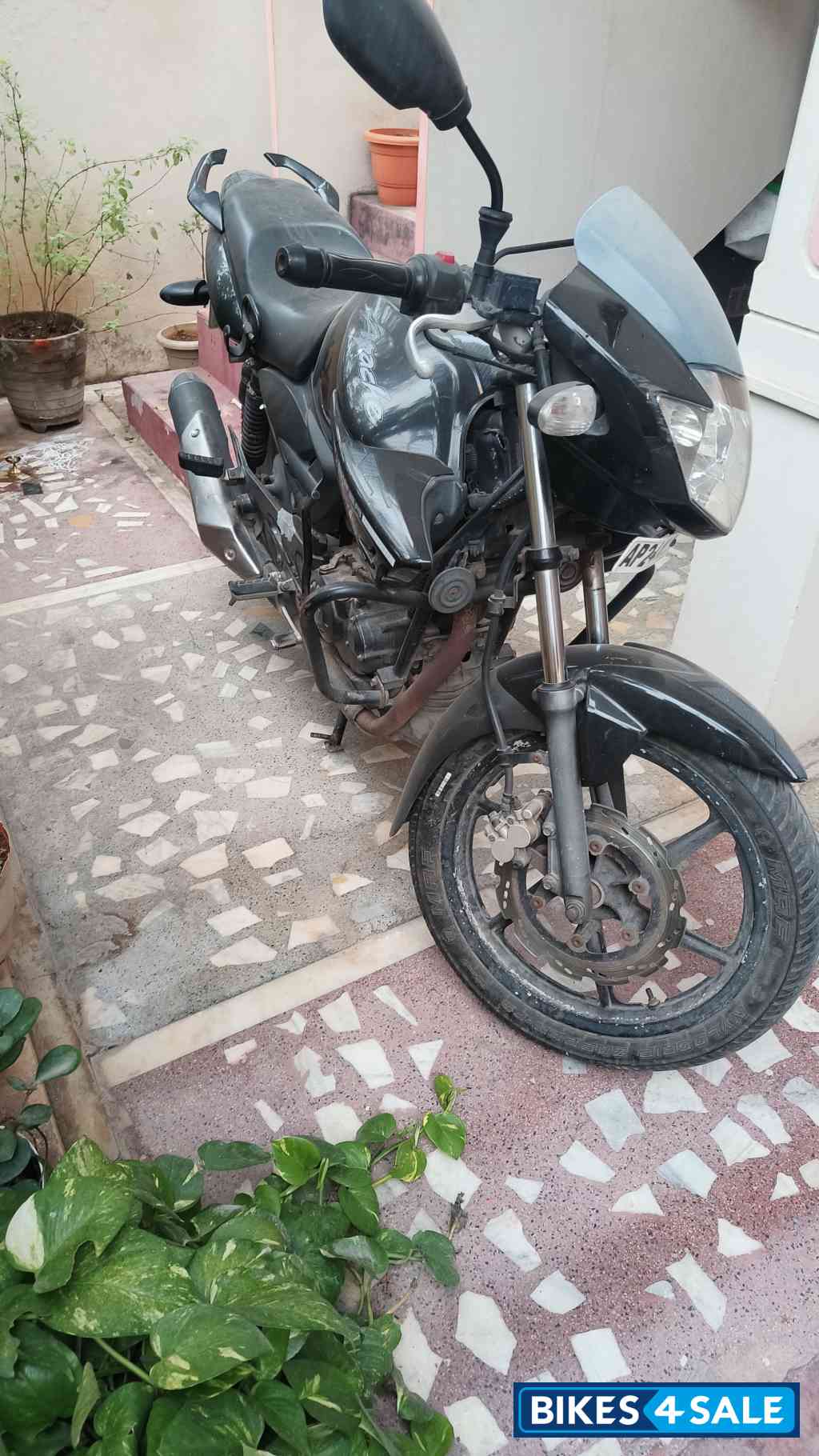 Black TVS Apache RTR 160