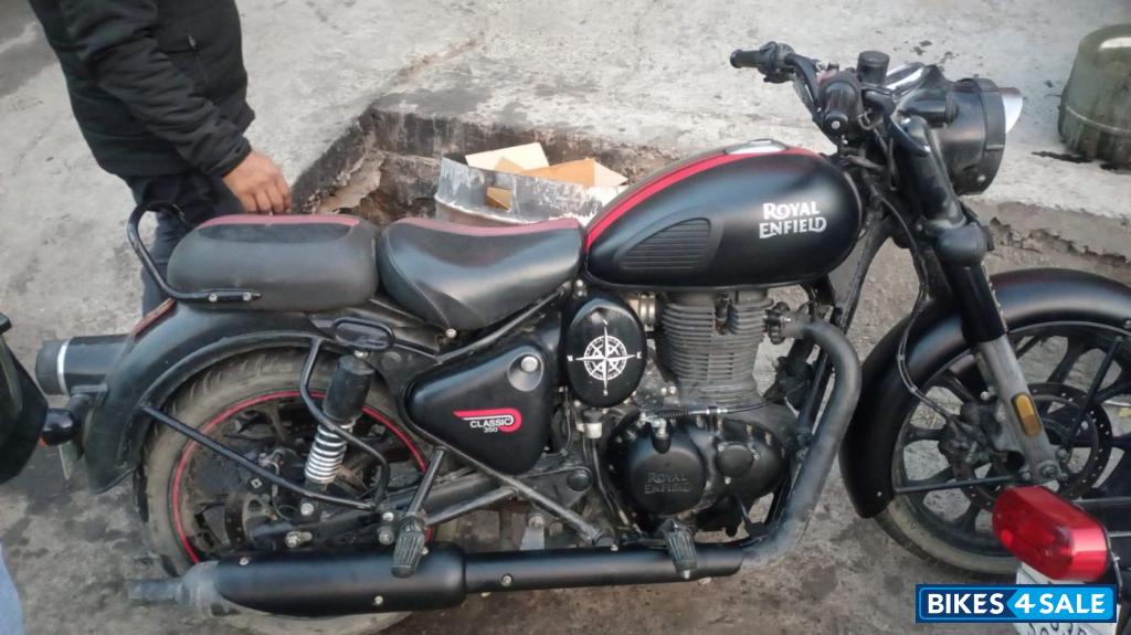 Dark Stealth  Dark Royal Enfield Classic 350 BS VI