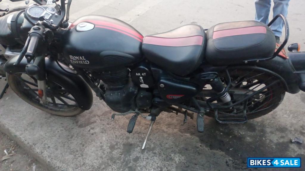 Dark Stealth  Dark Royal Enfield Classic 350 BS VI