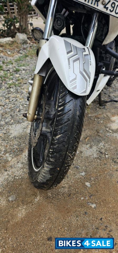 White TVS Apache RTR 180