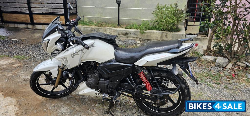 White TVS Apache RTR 180 White TVS Apache RTR 180