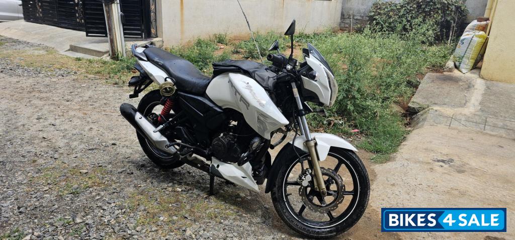 White TVS Apache RTR 180 White TVS Apache RTR 180