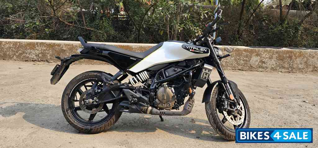 White And Black Husqvarna Vitpilen 250 2024