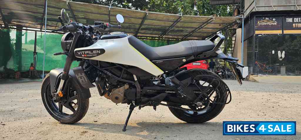 White And Black Husqvarna Vitpilen 250 2024