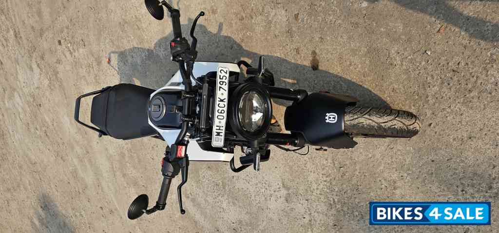 White And Black Husqvarna Vitpilen 250 2024