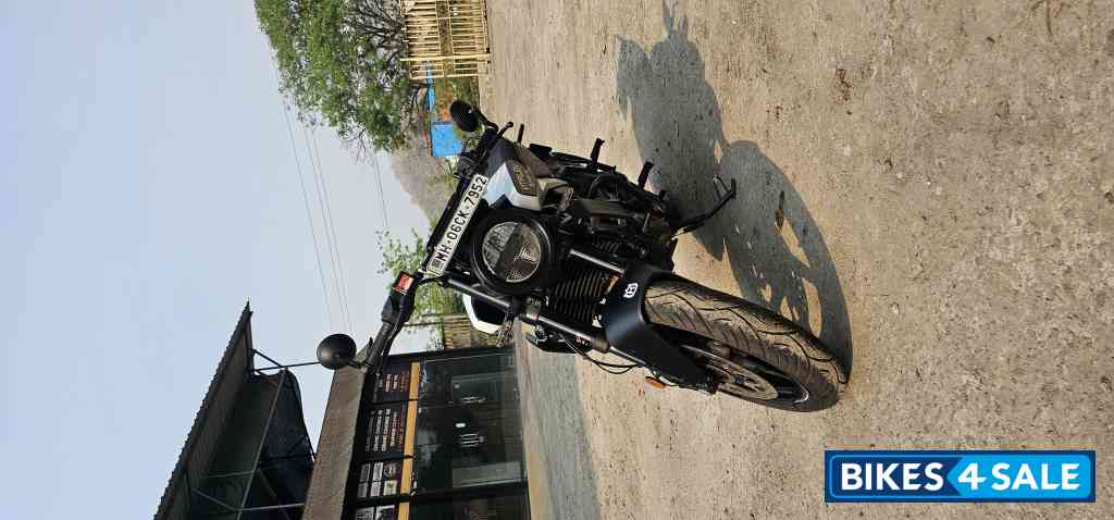 White And Black Husqvarna Vitpilen 250 2024