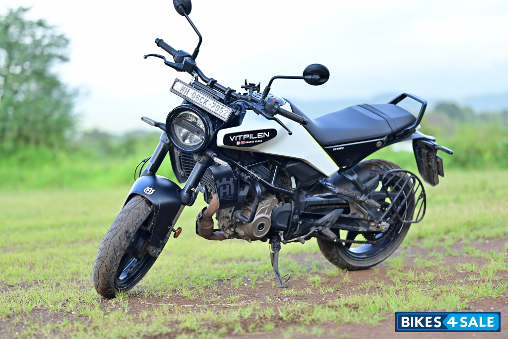 White And Black Husqvarna Vitpilen 250 2024