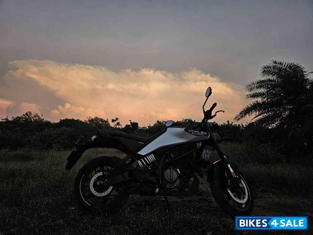 White And Black Husqvarna Vitpilen 250 2024