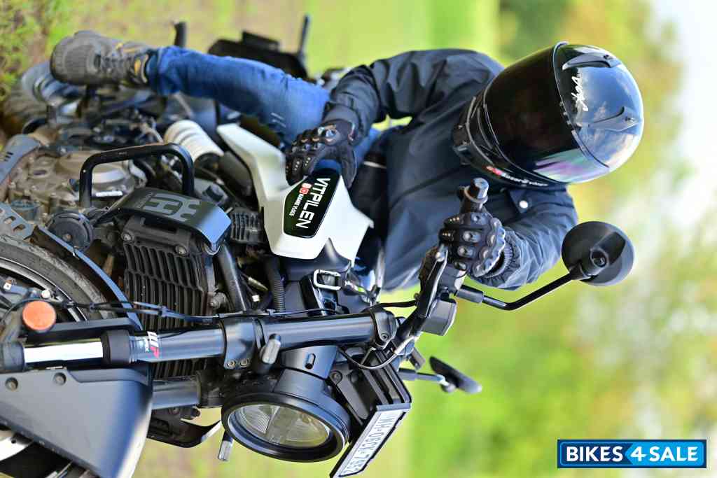 White And Black Husqvarna Vitpilen 250 2024