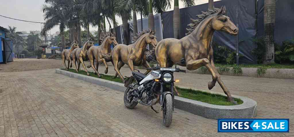 White And Black Husqvarna Vitpilen 250 2024