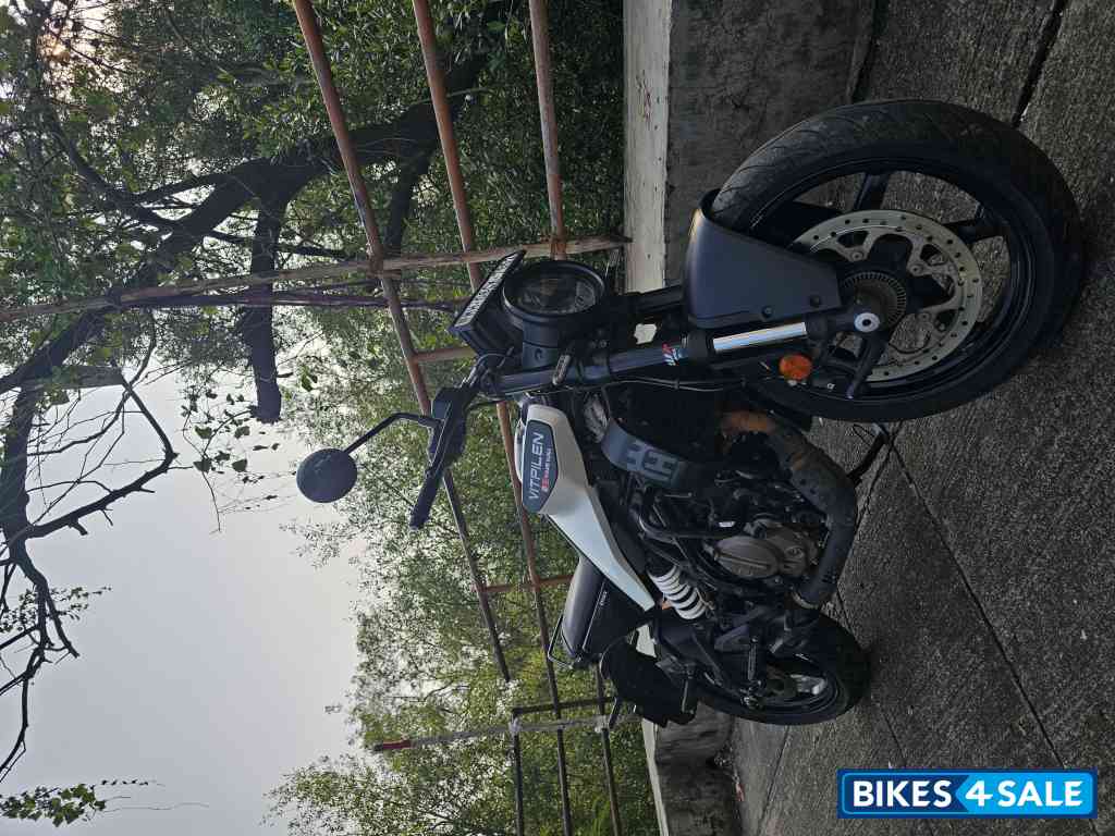 White And Black Husqvarna Vitpilen 250 2024