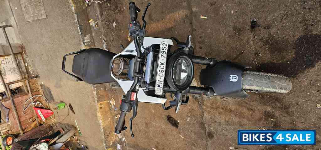 White And Black Husqvarna Vitpilen 250 2024