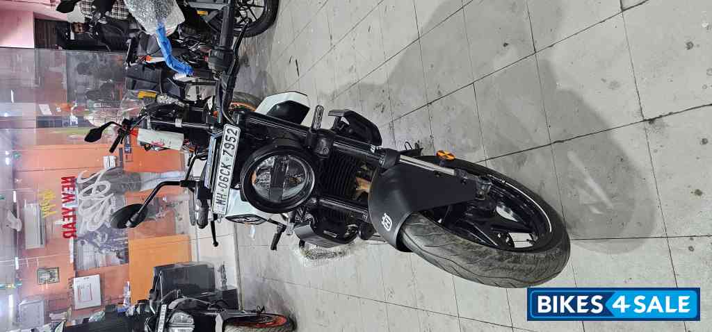 White And Black Husqvarna Vitpilen 250 2024