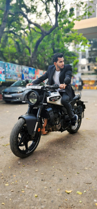 White And Black Husqvarna Vitpilen 250 2024