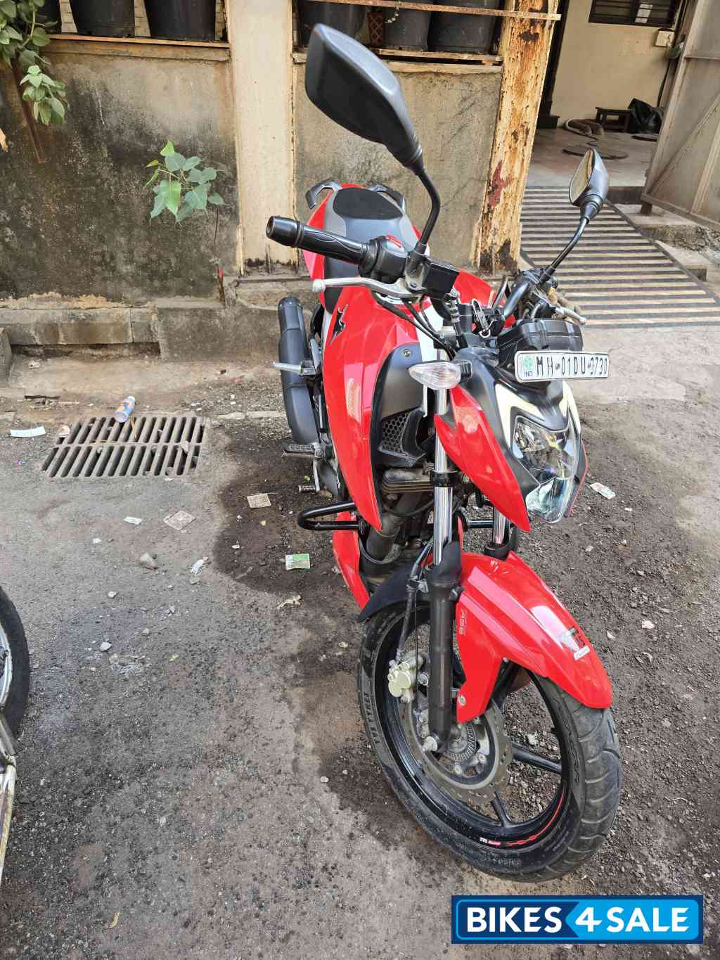 Red TVS Apache RTR 160 4V