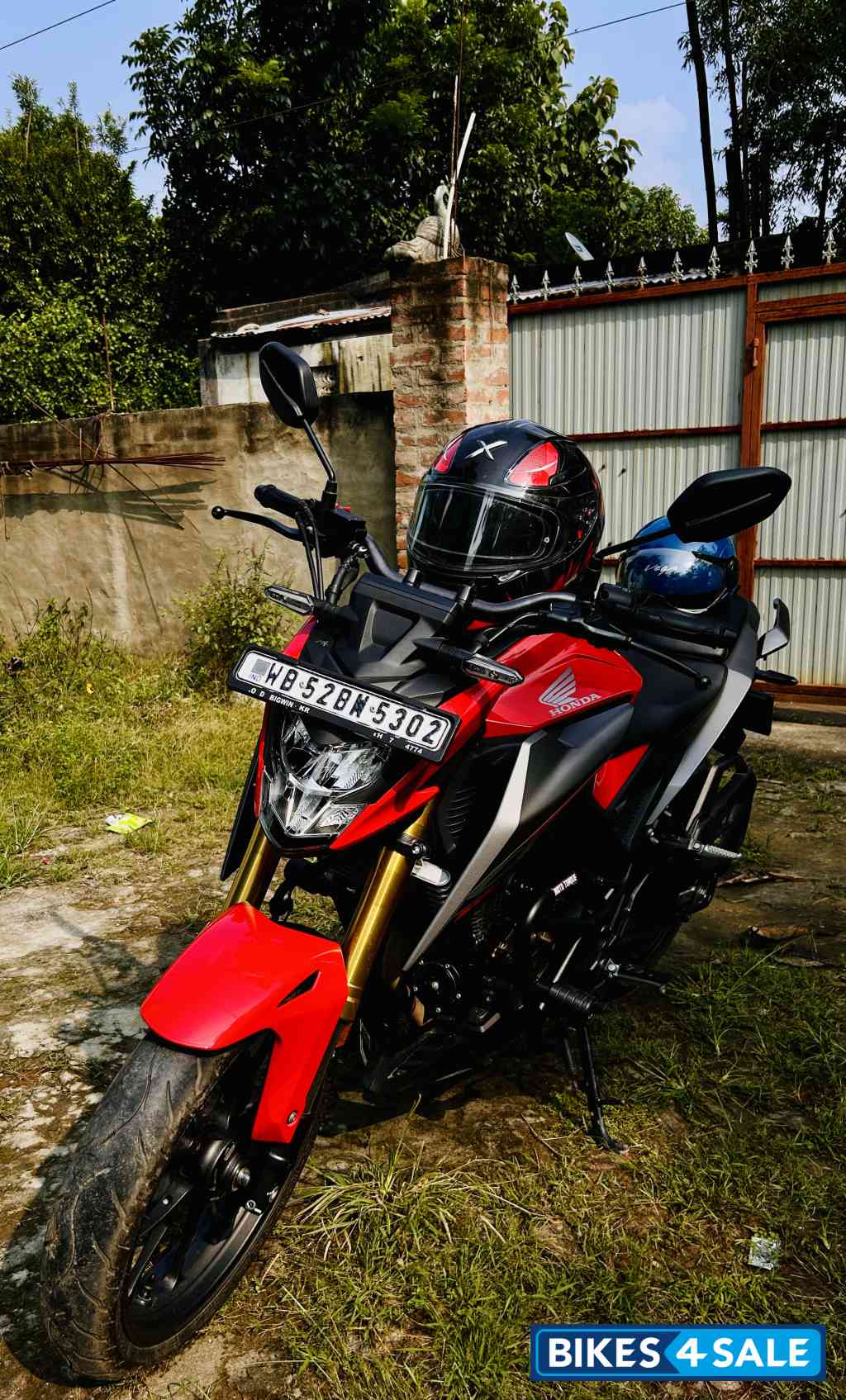 Red Honda CB300F Deluxe Pro Red Honda CB300F Deluxe Pro