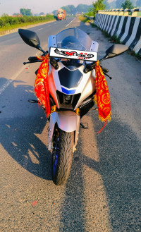 White Yamaha R15M