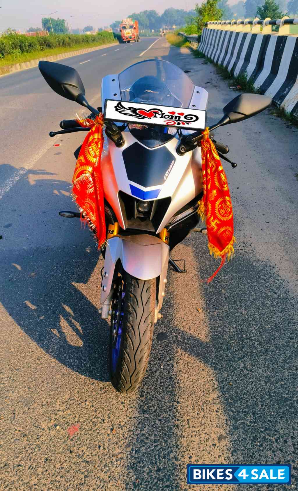 White Yamaha R15M White Yamaha R15M