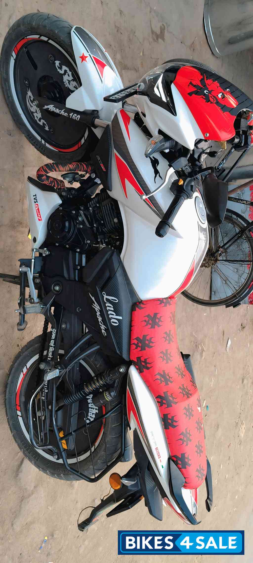 White TVS Apache RTR 160