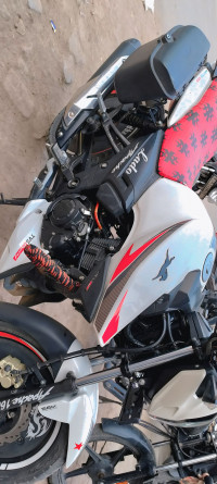 White TVS Apache RTR 160