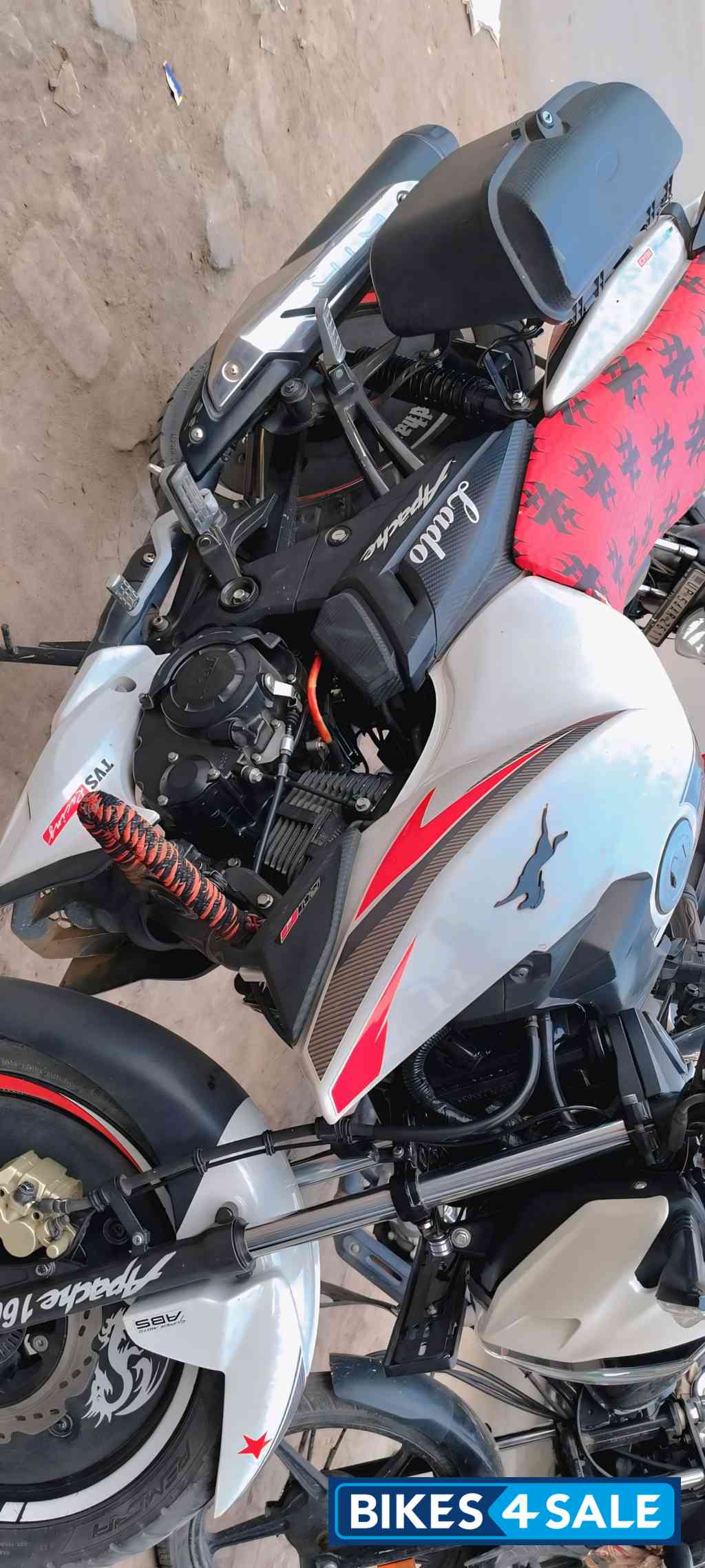 White TVS Apache RTR 160