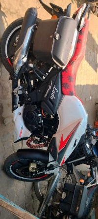 White TVS Apache RTR 160