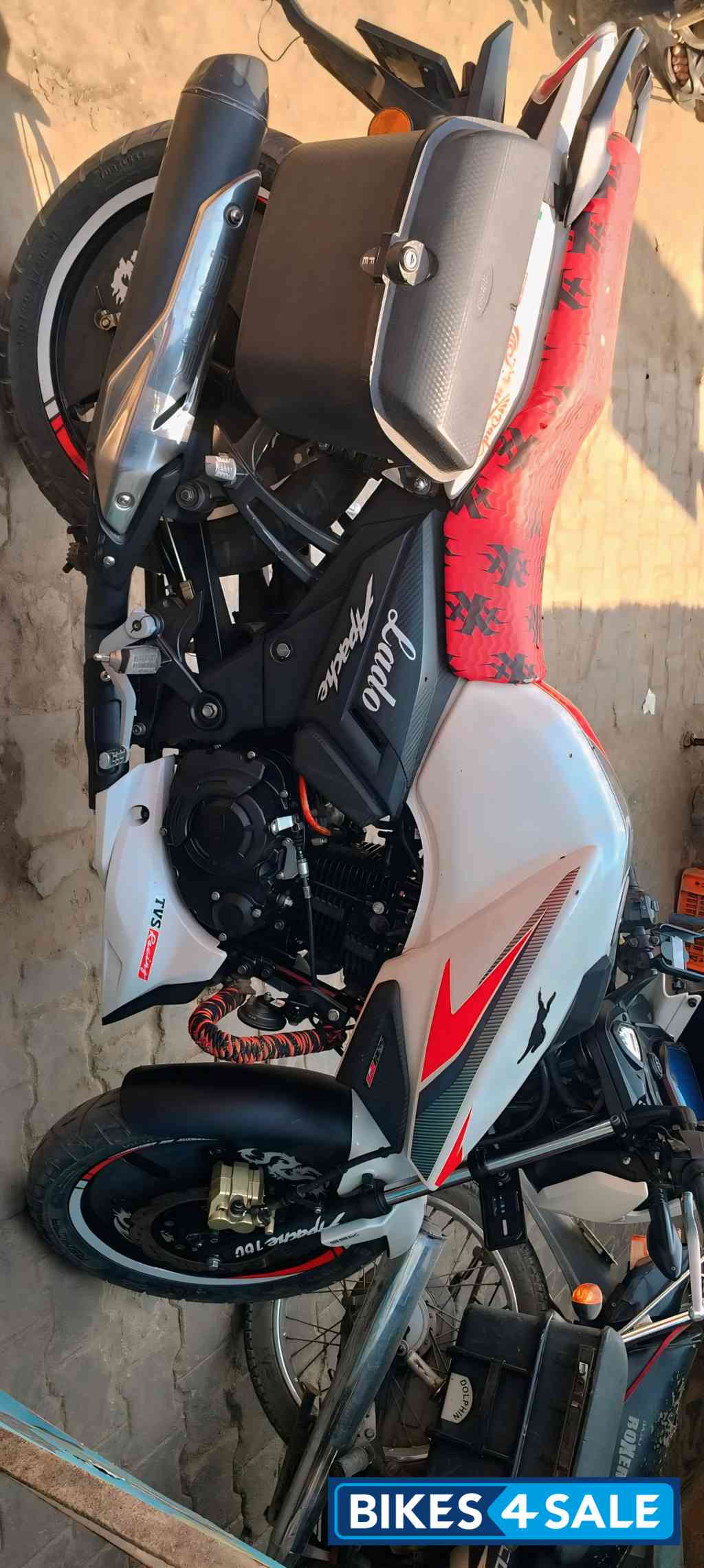 White TVS Apache RTR 160