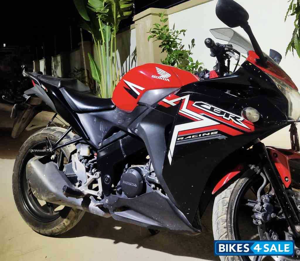 Red Honda CBR 150R