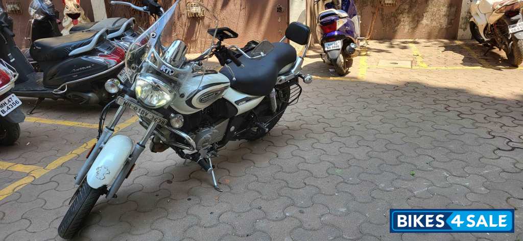 White Bajaj Avenger Cruise 220 BS6