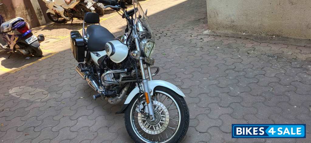 White Bajaj Avenger Cruise 220 BS6