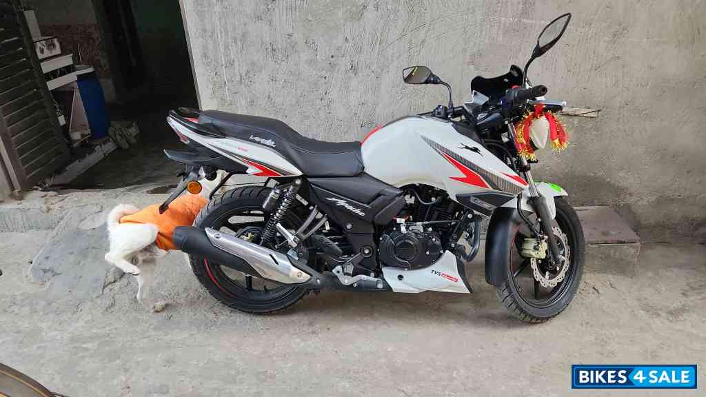 White TVS Apache RTR 160