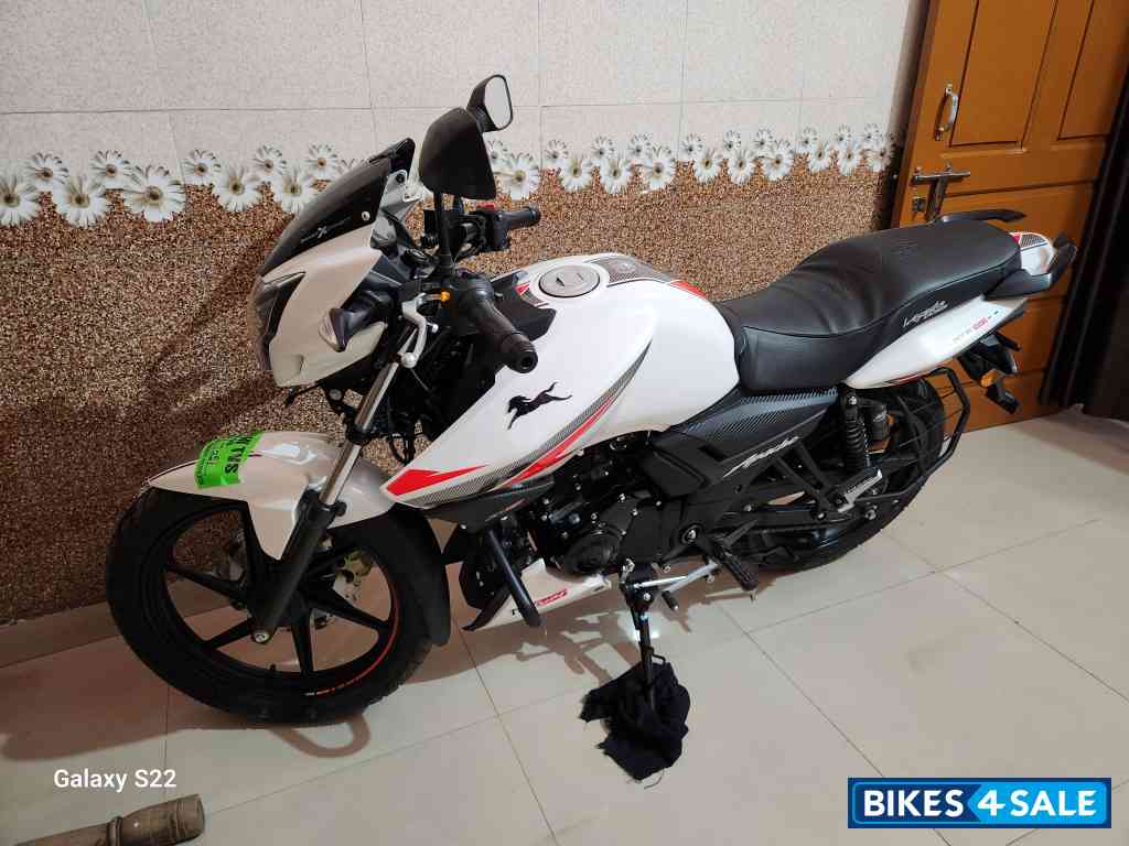 White TVS Apache RTR 160