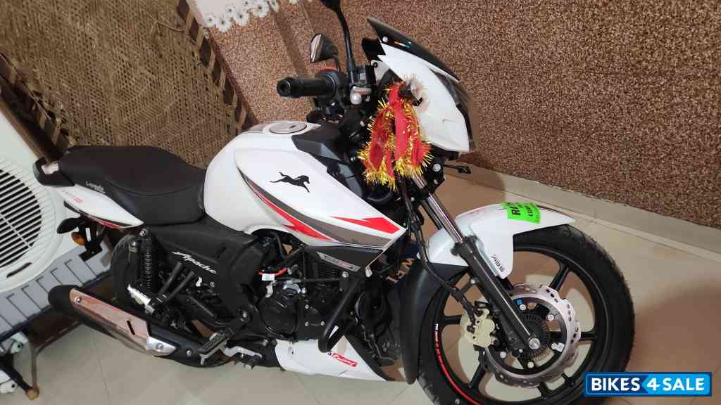 White TVS Apache RTR 160