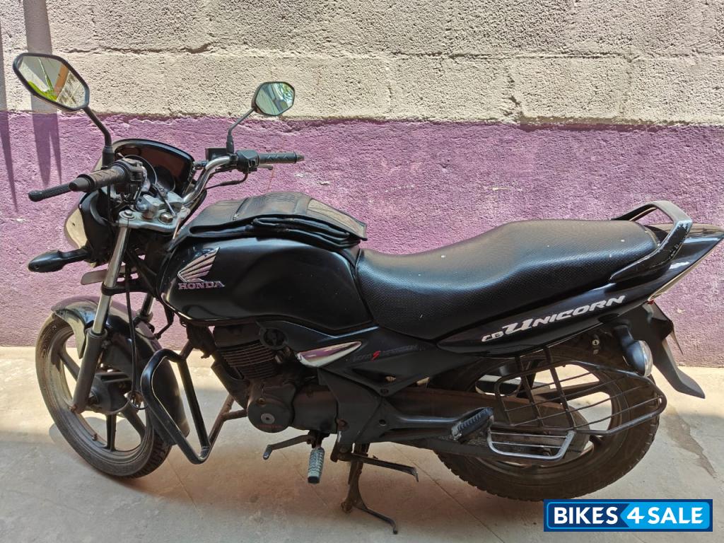 Black Honda CB Unicorn