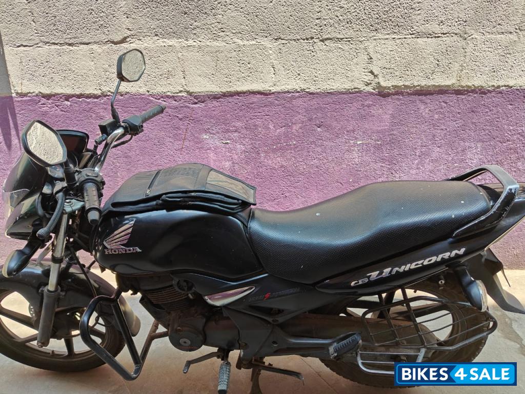 Black Honda CB Unicorn