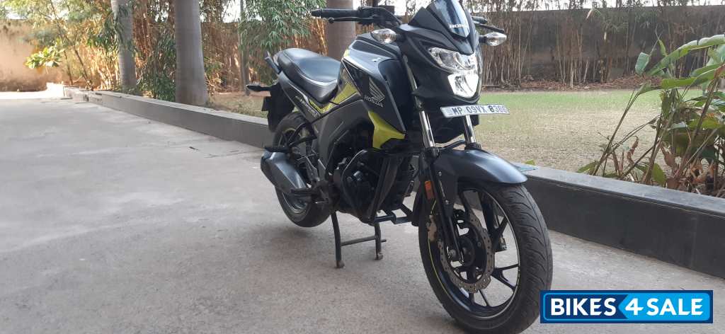 Neon Green & Black Two Tone Co Honda CB Hornet 160R ABS